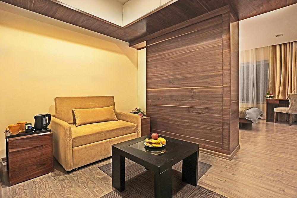 Temple Tree Hotel Shirdi Extérieur photo